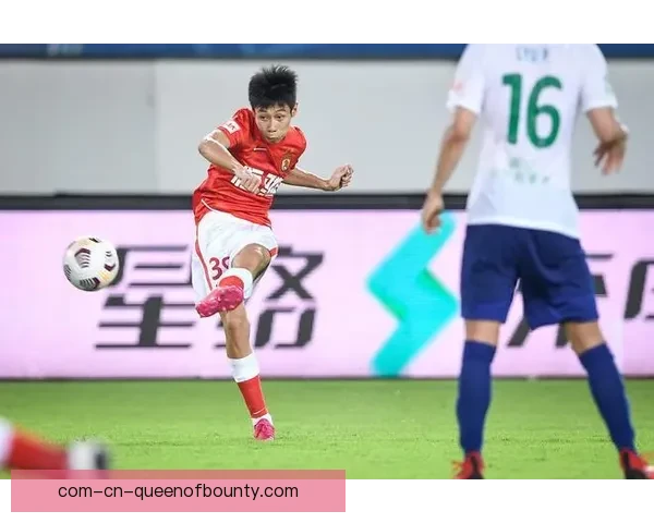 广州队中甲仅获第三无缘升级引发球迷热议
